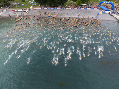 Plus de 9000 passionnés ont traversé le lac de Zurich à la nage