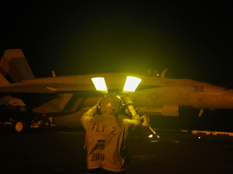 Les Etats-Unis frappent l'Iran, qui riposte
