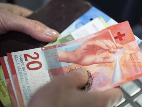 Le moral des consommateurs s'assombrit en juin