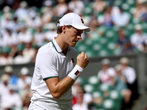 Sinner rejoint Zverev en finale