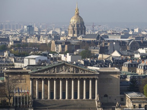 Le Parlement français approuve le droit à l'aide à mourir