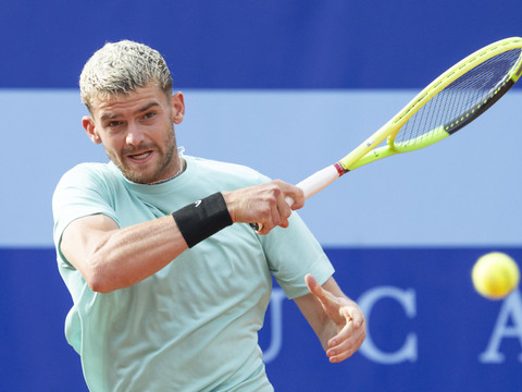 Kym et Tsitsipas arrêtés par l'obscurité