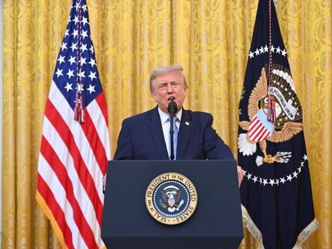 Trump martèle ses accusations de fraude à trois mois des élections