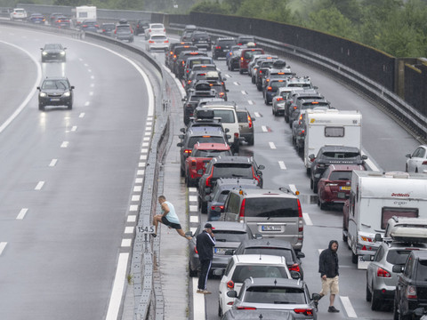 Un pic de 14 km de bouchons dimanche au Gothard