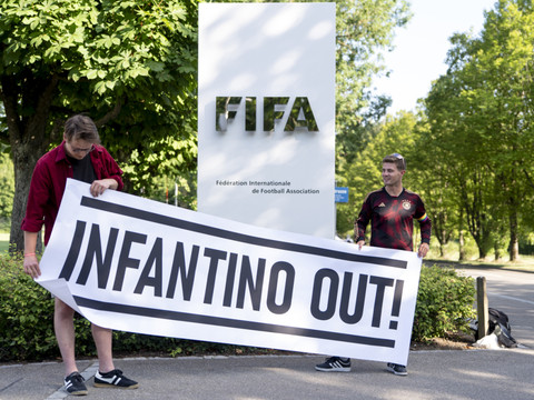 Une poignée de fans de football manifestent à Zurich contre la FIFA