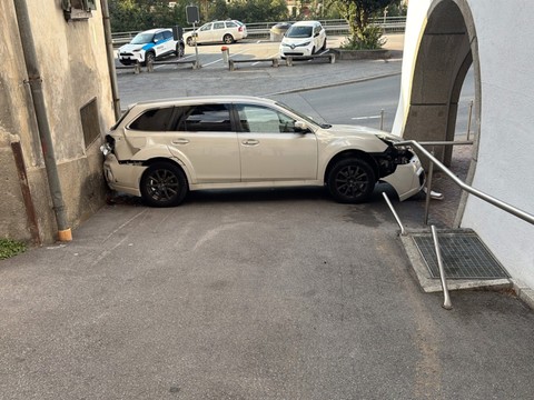 Grisons: un octogénaire coincé avec sa voiture entre deux maisons