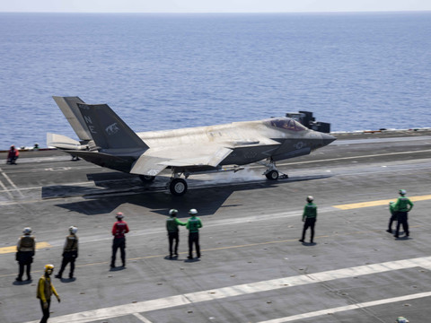 L'armée américaine bombarde pour la 13e nuit de suite l'Iran