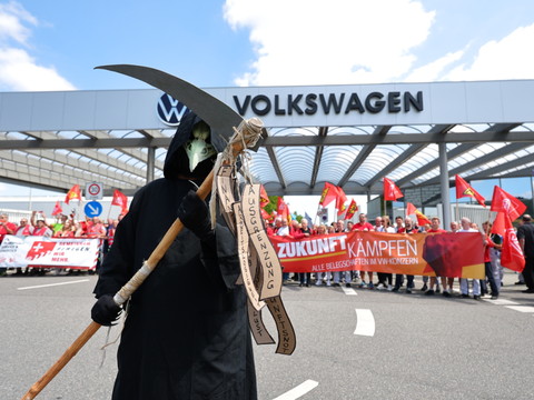 Le bénéfice net trimestriel de Volkswagen chute d'un tiers