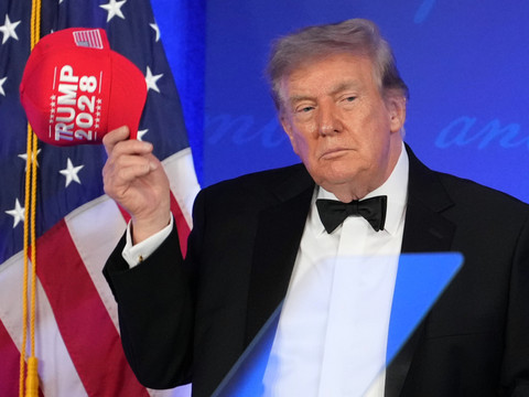 Trump au gala de la presse, trois mois après le chaos d'avril