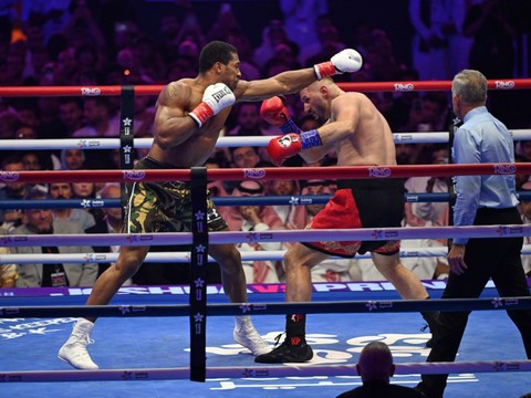 Joshua finit par l'emporter par KO face à Prenga
