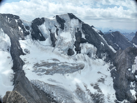 Une chute dans une crevasse sur le Blüemlisalphorn (BE): un mort