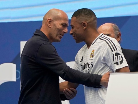 Le jour J pour Zidane, grand favori de l'après-Deschamps