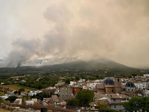 Incendies en Espagne: heures cruciales avant un changement de météo