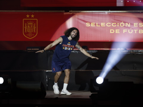 Comme promis, Cucurella se tatoue le visage de De La Fuente