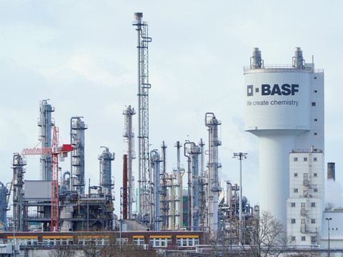 BASF accélère les réductions d'effectifs