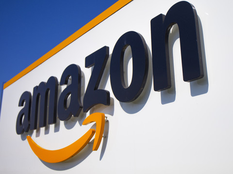 Amazon triomphe en Bourse après ses résultats, Apple trébuche