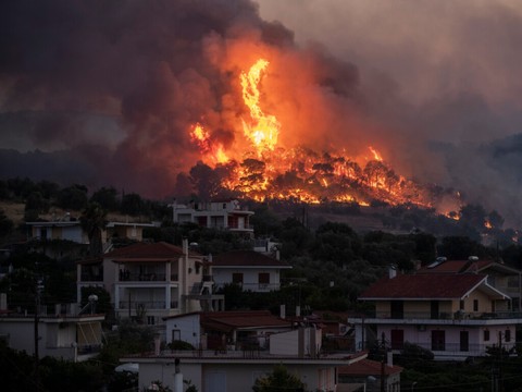 Grèce: les pompiers poussés 