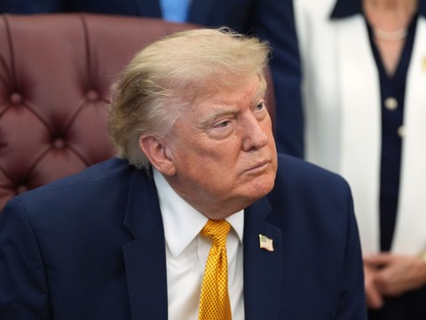 Trump annonce une reprise des discussions, l'Iran dément