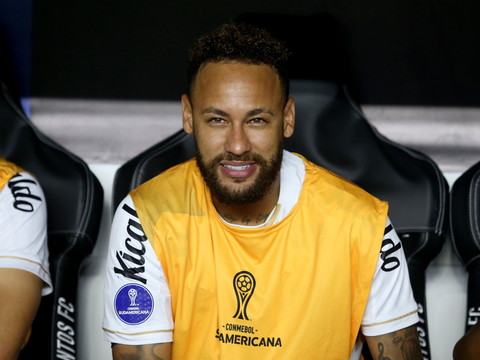 Neymar botte en touche concernant sa retraite