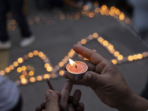 Rassemblement et veillée au Népal pour les alpinistes décédés