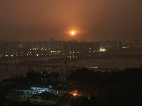 Ukraine: au moins 15 morts dans une attaque russe à Kiev