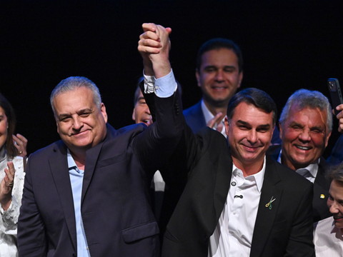 Brésil: Flavio Bolsonaro choisit un colistier axé sur la sécurité