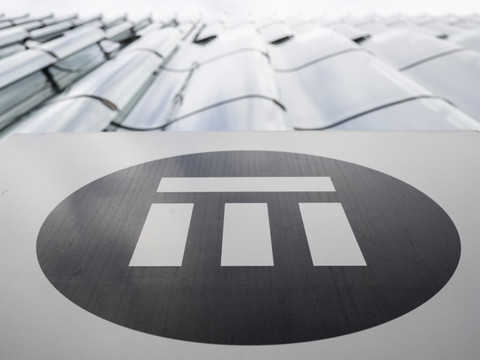 Swiss Re accroît sa rentabilité sur six mois, relève ses économies