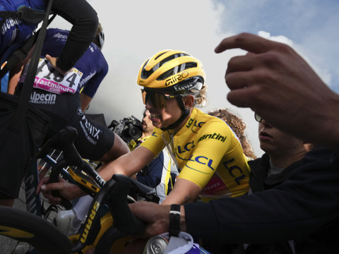Niewiadoma s'impose en solitaire et s'empare du maillot jaune