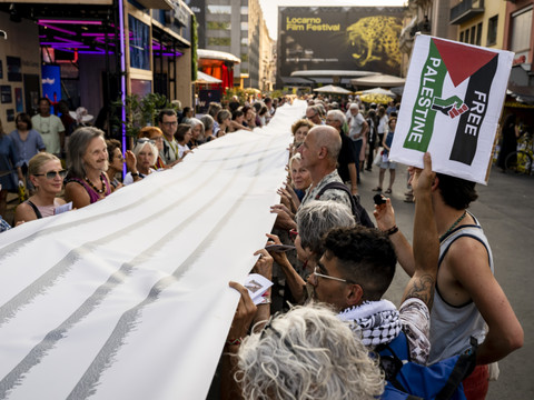 Locarno: une banderole avec 60'000 noms a été déployée pour Gaza