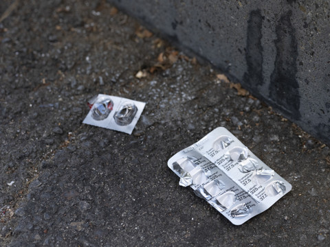Des poubelles de couleur vive aident à combattre le littering