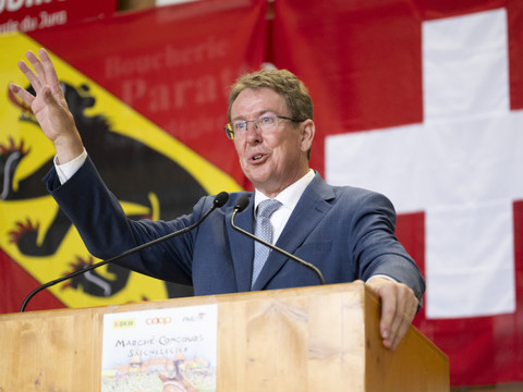 Albert Rösti défend la révision de l'ordonnance sur l'élevage