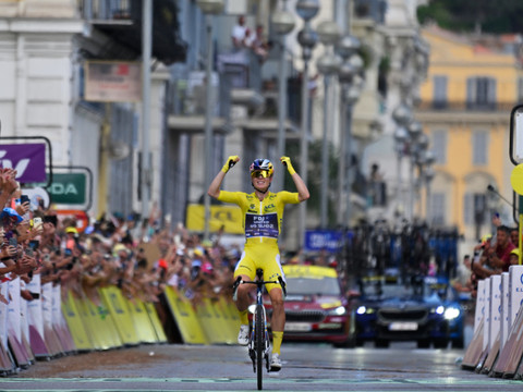 Demi Vollering magnifique vainqueure, Reusser chute