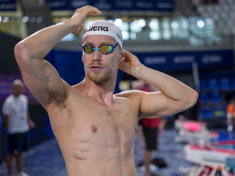 Mityukov 5e des séries du 200 m dos, Bucca 10e