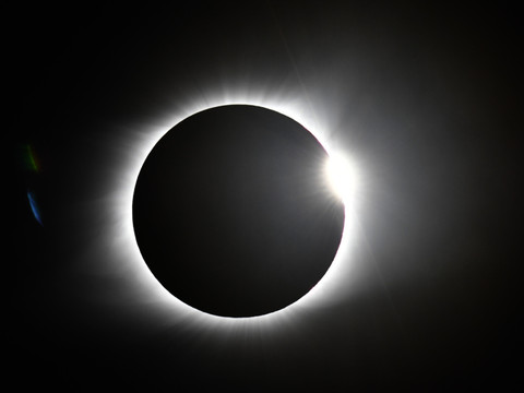 L'éclipse solaire commence au-dessus de l'Arctique