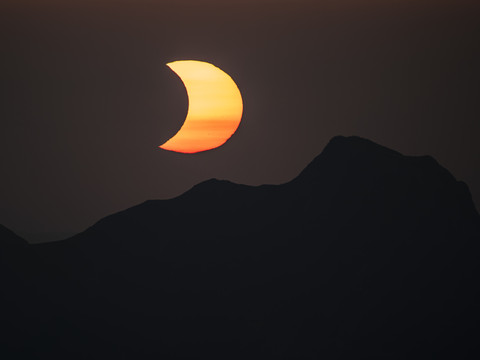 Eclipse: de nombreuses personnes réunies dans toute la Suisse