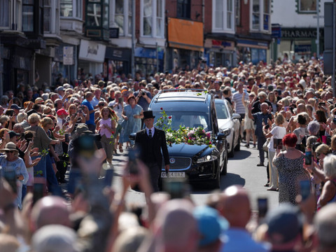 Des milliers de fans accompagnent le cercueil de Bonnie Tyler