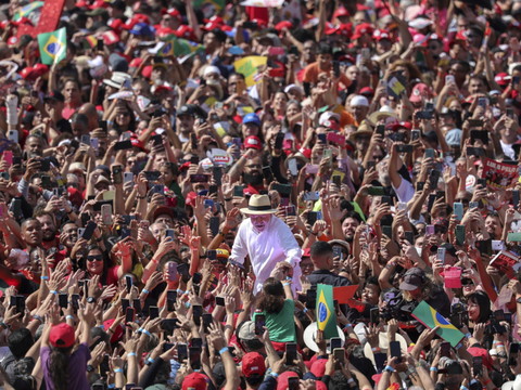 Lula et Flavio Bolsonaro partent à la conquête du vote des femmes