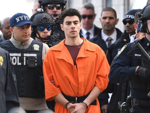 Le procès de Luigi Mangione à New York reporté après ses aveux