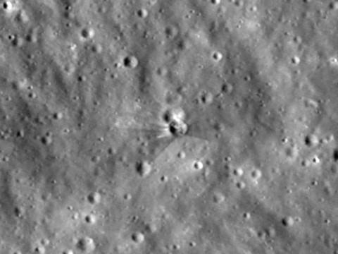 Clichés du cratère formé par une fusée SpaceX sur la Lune publiés