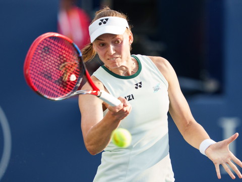 Rybakina abandonne en quart, Sabalenka reste no 1