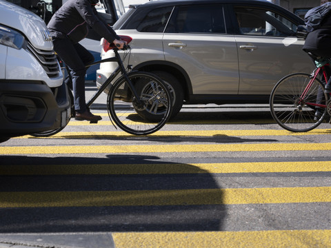 Les voitures frôlent les cyclistes dans les villes suisses