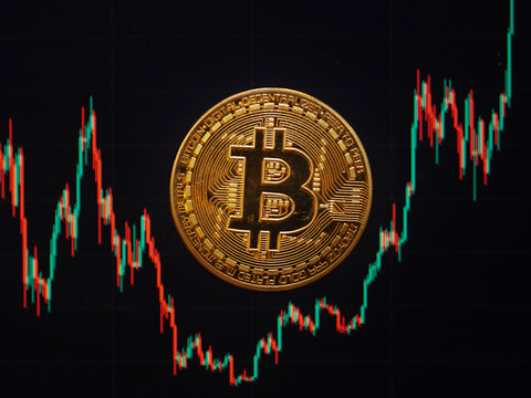 Remontée fulgurante du bitcoin, qui dépasse les 77'000 dollars