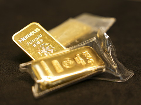 Le cours de l'or porté par la demande, un faible dollar et la Fed