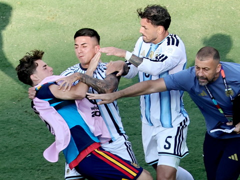 Paredes et Molina suspendus par la FIFA