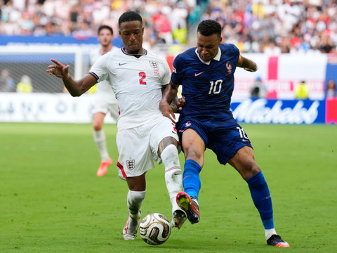 Le défenseur anglais Ezri Konsa rejoint Arsenal