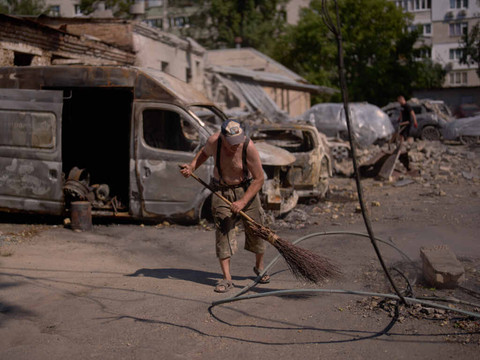 Treize morts en Ukraine et en Russie dans de nouvelles frappes