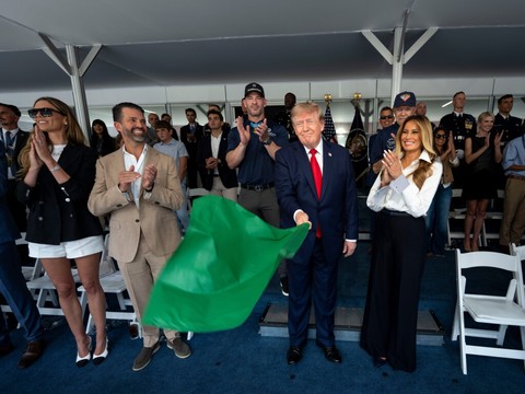 Trump au premier rang d'un grand prix automobile dans Washington