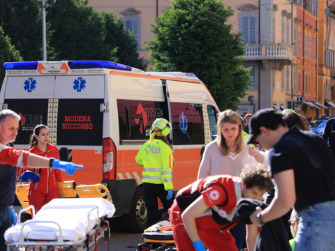 France: une voiture fonce dans la foule à Caen, au moins un mort