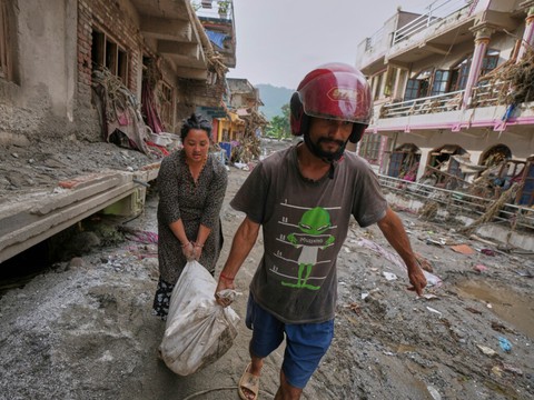 Crue dans l'Himalaya: près de 2500 personnes portées disparues