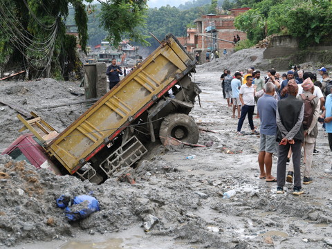 Crue dans l'Himalaya: près de 700 morts, les secours dans la boue